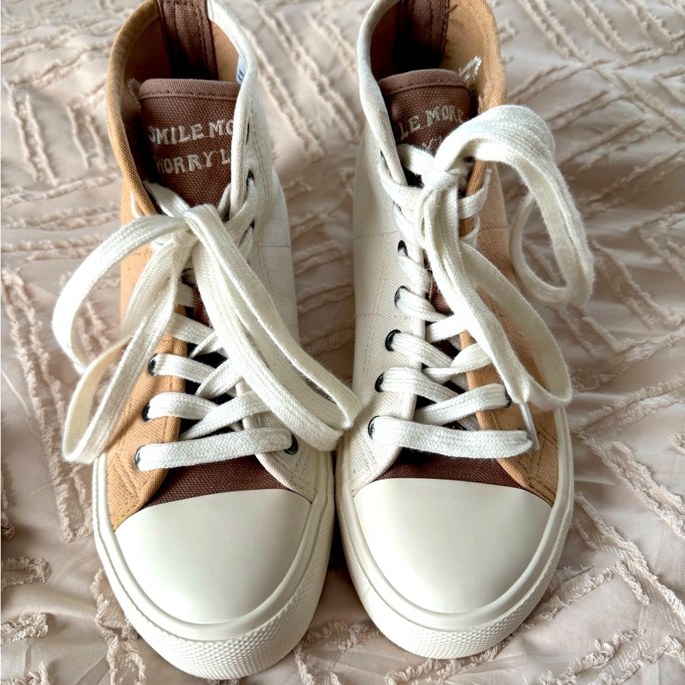 American Eagle women’s shoes, worn once size 6